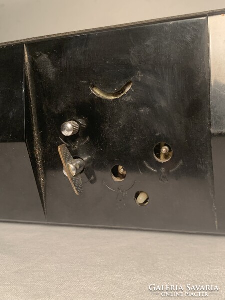 Diamond mechanikus felhúzható naptáros bakelit ébresztőóra 1970-es évek.