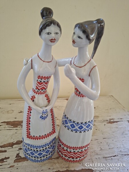 Hollóházi porcelán beszélgető pletykázó lányok