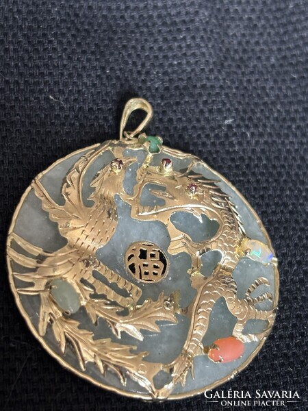 Kinai 14 karatos arannyal, oppallal, korallal diszitett jade medal 4.4x 3.7 cm