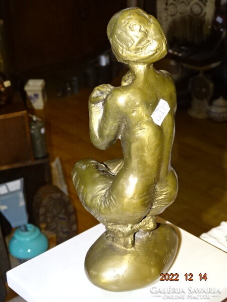 TÓTH VALI VALÉRIA (1943) :GUGGOLÓ NŐ ( VETKŐZŐ LÁNY, FÜRDÉS ELŐTT )  34 CM !!!!! BRONZ