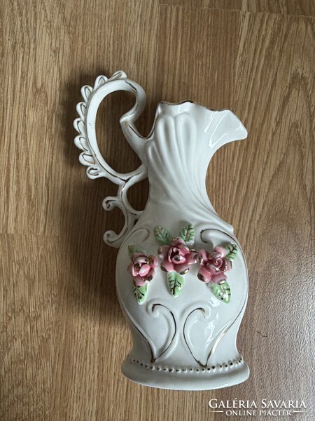 Porcelán karaffa rátett rózsákkal minkét oldalán, nagyon szép.