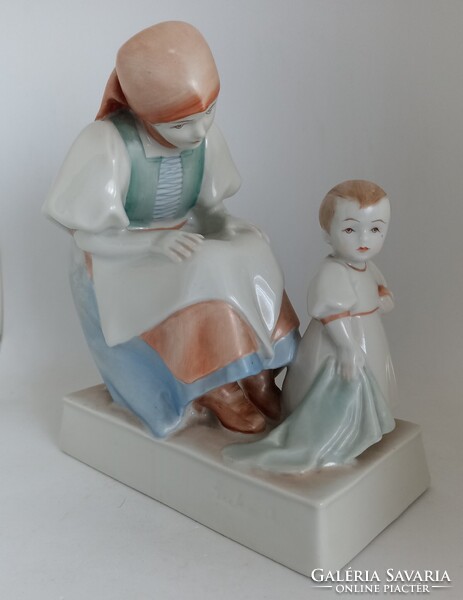 Zsolnay porcelán anya gyermekével!