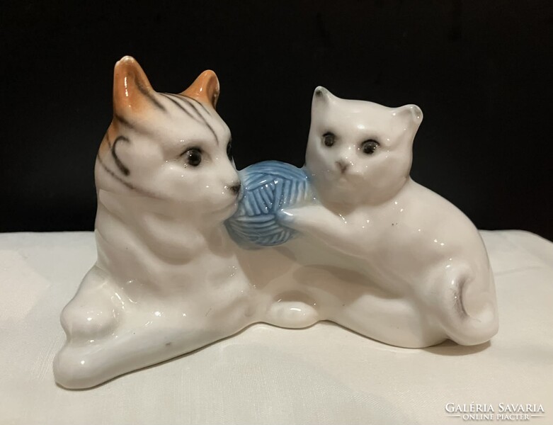 Kék fonalgombolyaggal játszó cica pár porcelán szobor (Retro, 12 cm)