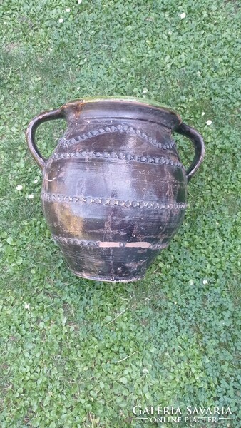 43 cm magas népi mázas edény. Kora miatt is van rajta pár sérülés, amit fotóztam.