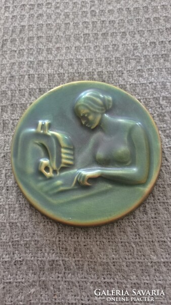 Zsolnay plakett, fali kép, kerámia, varró nő motívmmal.