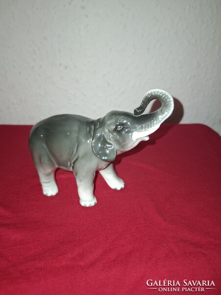 Szép élethű elefánt  porcelán  eladó  10X15 cm