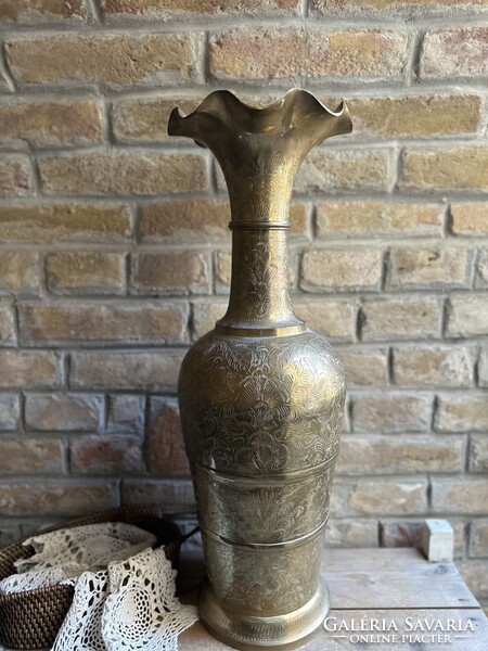Hatalmas monumentális sárgaréz padlóváza – 73,5 cm – Kézzel vésett keleti mintával