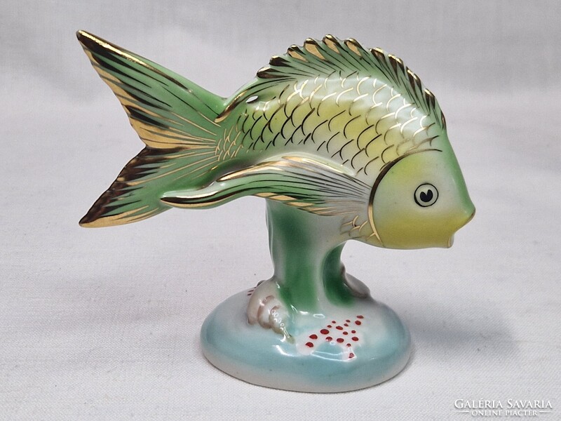 Drasche Kőbányai dúsan aranyozott kagylós talapzaton álló porcelán hal figura szép állapotban 9 cm.