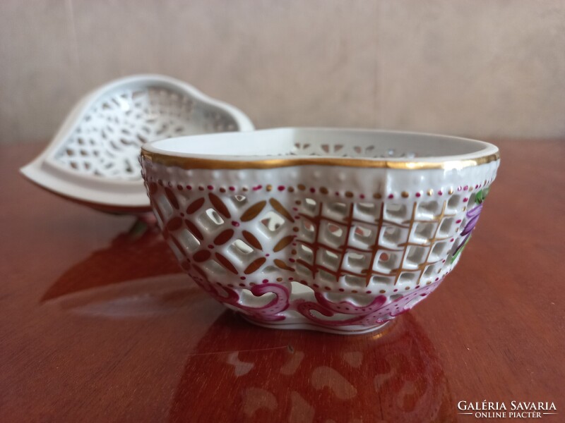 Herendi porcelán, szív alakú, áttört, rózsafogós bonbonier