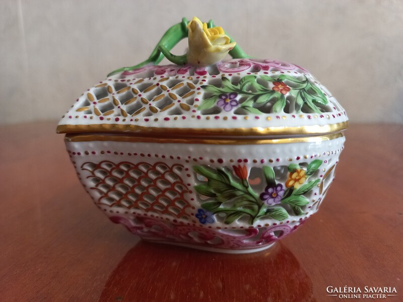 Herendi porcelán, szív alakú, áttört, rózsafogós bonbonier