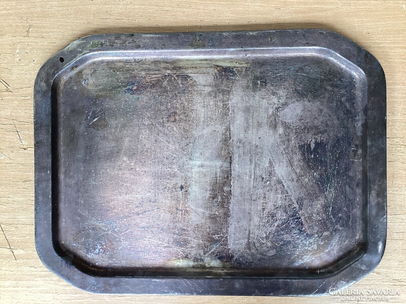 Méretes  ezüstözött alpakka tálca patinás állapotban.