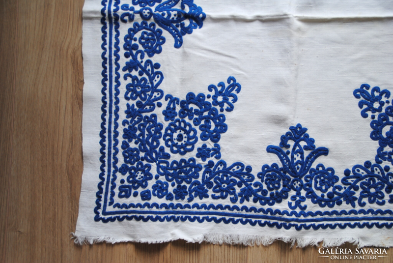 Sérült antik Kalotaszegi kék írásos terítő / asztalközép – Gazdag, sűrű hímzéssel (70x72 cm)