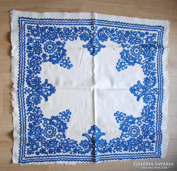Sérült antik Kalotaszegi kék írásos terítő / asztalközép – Gazdag, sűrű hímzéssel (70x72 cm)