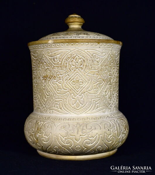 Wilhelm Schiller & Sohn (Bodenbach) 1880 körül: ARABESZK MINTÁS FEDELES DOHÁNYTARTÓ