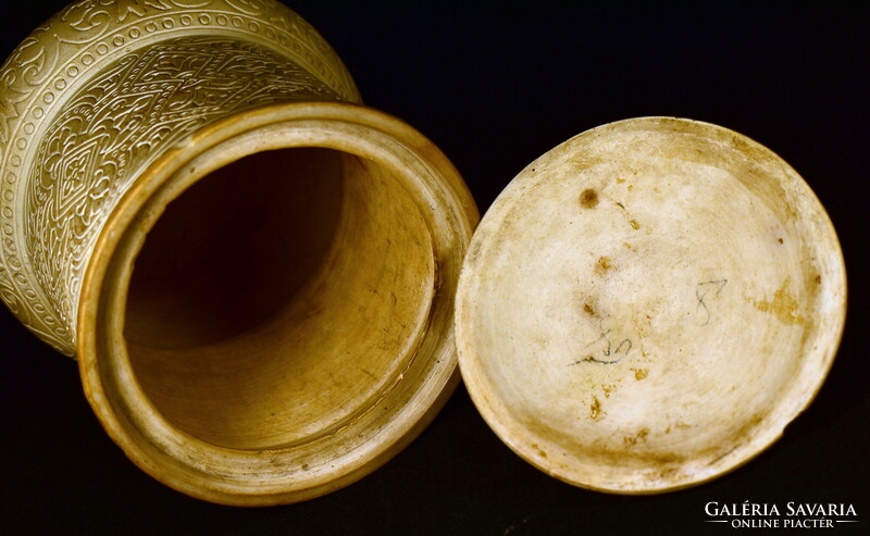 Wilhelm Schiller & Sohn (Bodenbach) 1880 körül: ARABESZK MINTÁS FEDELES DOHÁNYTARTÓ