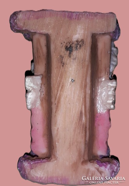 Tündéri biszkvit JELLEGŰ POLYRESIN babaszobás ágyban alvó festett baba 1:12 SCALE  8 x 7 cmHIBÁTLAN