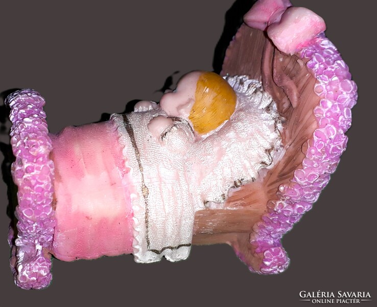 Tündéri biszkvit JELLEGŰ POLYRESIN babaszobás ágyban alvó festett baba 1:12 SCALE  8 x 7 cmHIBÁTLAN