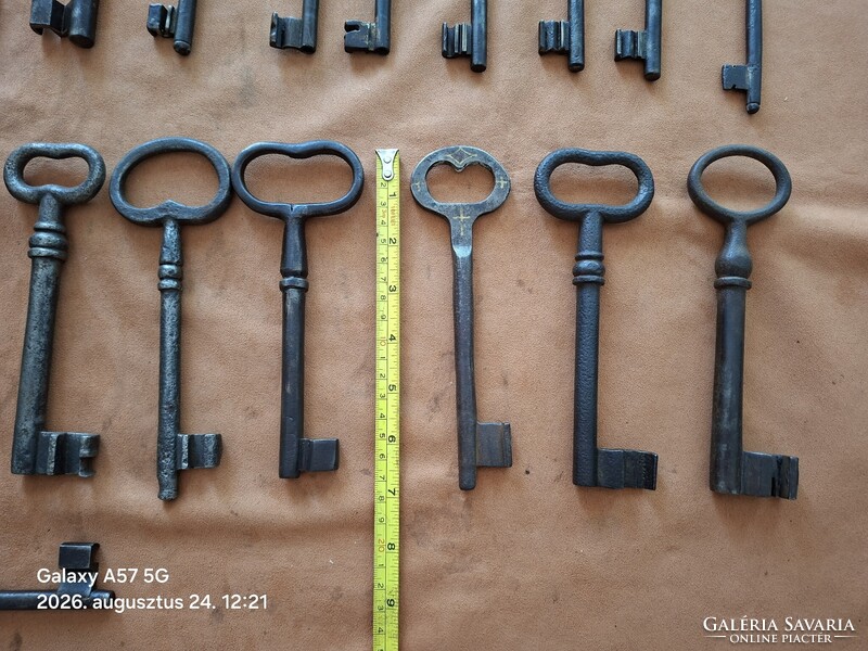 Kulcs gyűjtemény eladó ! Pince , kastély kulcsok ! 28 db !  18 cm től - 12 cm ig !