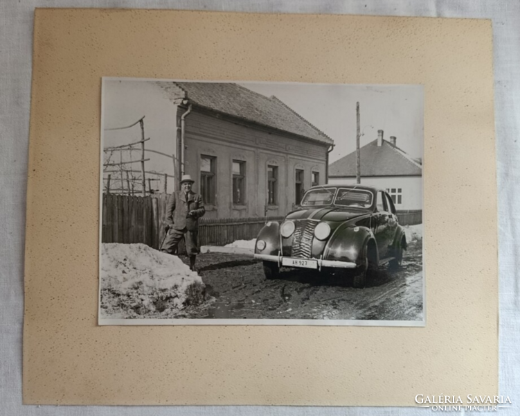 Adler 2,5l luxusautó és tulajdonosa ,magyar településen 1940 évek elején fotó