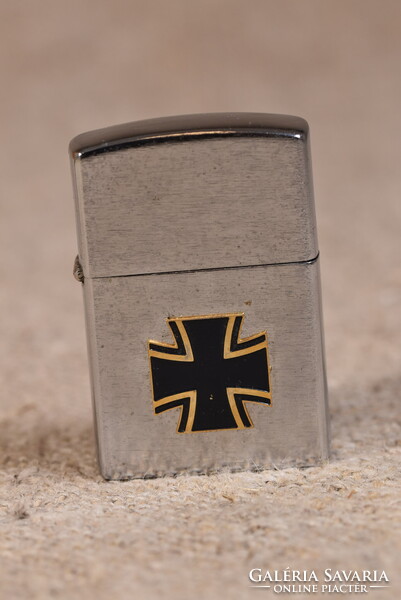 Gyűjtői benzines öngyújtó vaskereszt militária stílus fém