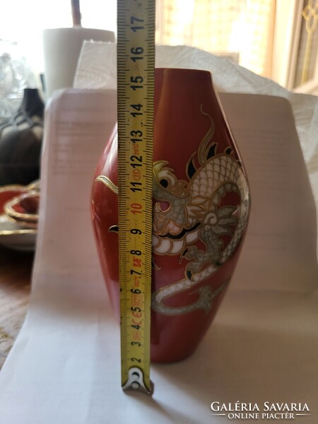 Ritka Schaubach Kunst vörös sárkányos porcelán váza – 16 cm, hibátlan!