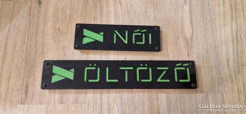 Női öltöző vastag fém tábla, ajtóra szerelhető.
