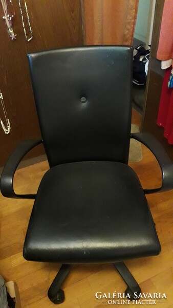 Fritz Hansen fekete gurulós állítható kényelmes bőrfotel 90x60 cm.