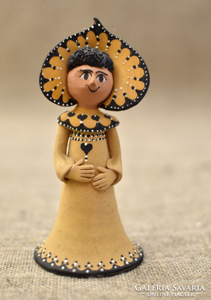 Kerámia lány figura kokoshnik fejdísszel
