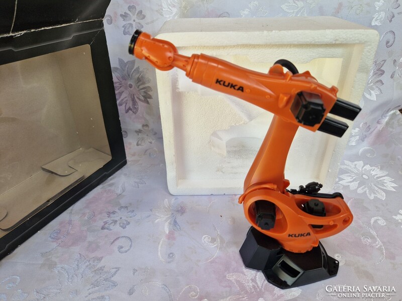 KUKA KR Quantec hattengelyes mechanikus robotkar, modell, eredeti dobozában a polcon pihent
