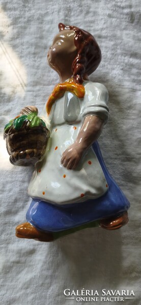 H Rahmer Mária munkája Kosaras Lányfigura.Méret 24cm.Jelzetlen,art deco.Pici lepattanás fotózva.figu