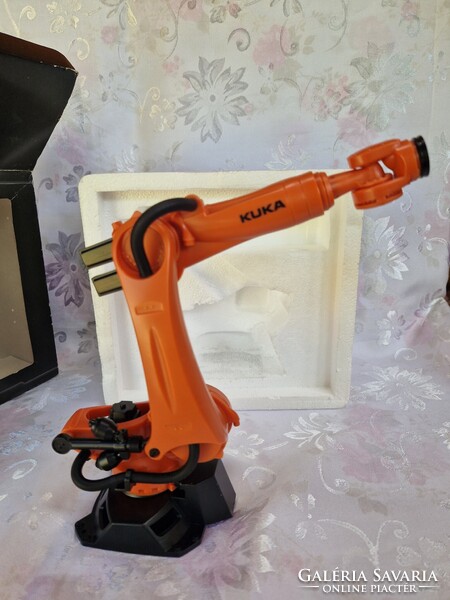 KUKA KR Quantec hattengelyes mechanikus robotkar, modell, eredeti dobozában a polcon pihent
