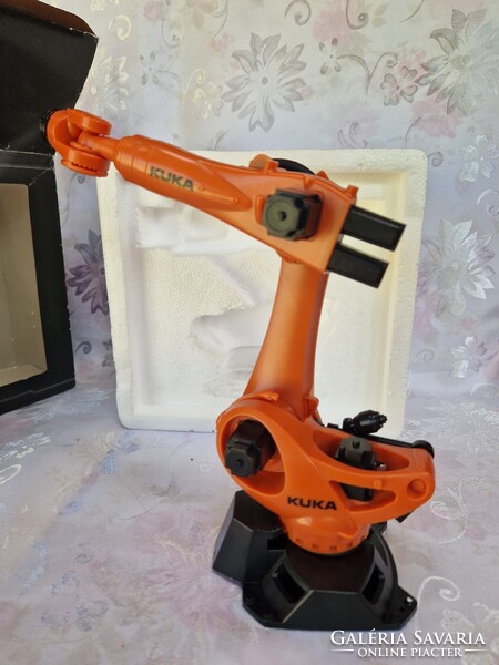KUKA KR Quantec hattengelyes mechanikus robotkar, modell, eredeti dobozában a polcon pihent