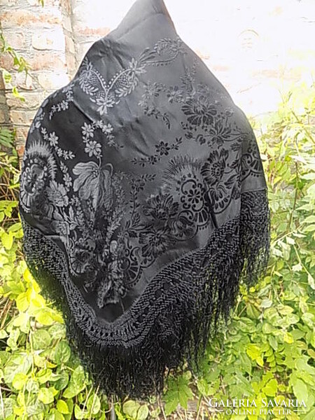 Knitted patterned shoulder scarf, 1930s-1950s, in good condition.