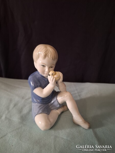 Vintage német porcelán csibét tartó kisfiú / Wagner& Apel/  porcelán figura hibátlan szép festéssel