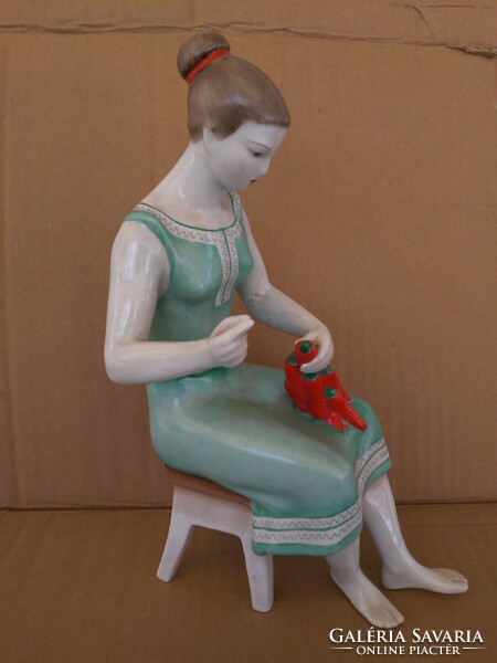 Hollóházi porcelán: Lány paprikával. Hibátlan, kézzel festett. 25 cm.