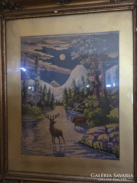 Gobelin hegyi táj szarvasokkal, díszes vintage keretben – kb. 80 cm