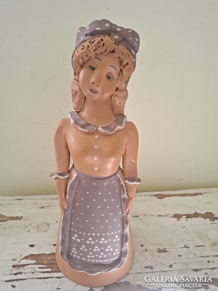 Fábián Zója (1949–2004) jelzett terrakotta kerámia lány figura – 24 cm