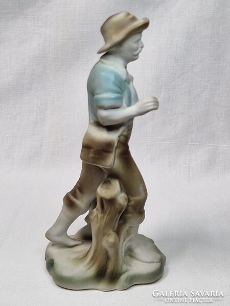 Nagy méretű biszkvit porcelán mezítlábas halász halakkal figura hibátlan állapotban 24,5 cm. magas