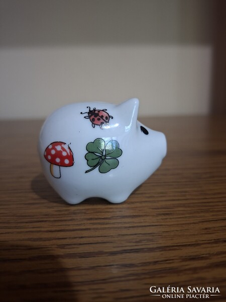 Porcelán aranyos szerencsehozó malacpersely 4 levelű lóherével, katicával. 5,7 cm. Hibátlan