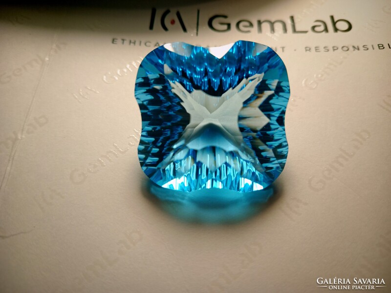 Gyüjtői darab óriási lézervágásu swiss blue topaz,luxusékszerbe félártól