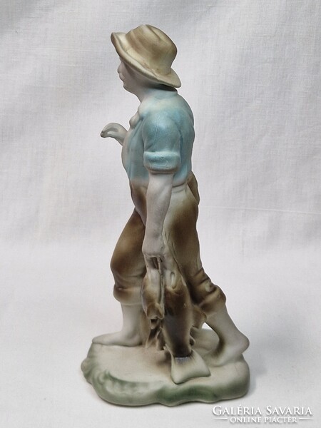 Nagy méretű biszkvit porcelán mezítlábas halász halakkal figura hibátlan állapotban 24,5 cm. magas