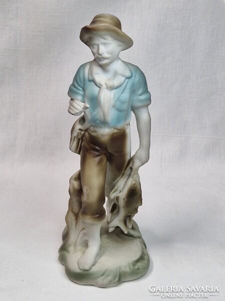 Nagy méretű biszkvit porcelán mezítlábas halász halakkal figura hibátlan állapotban 24,5 cm. magas