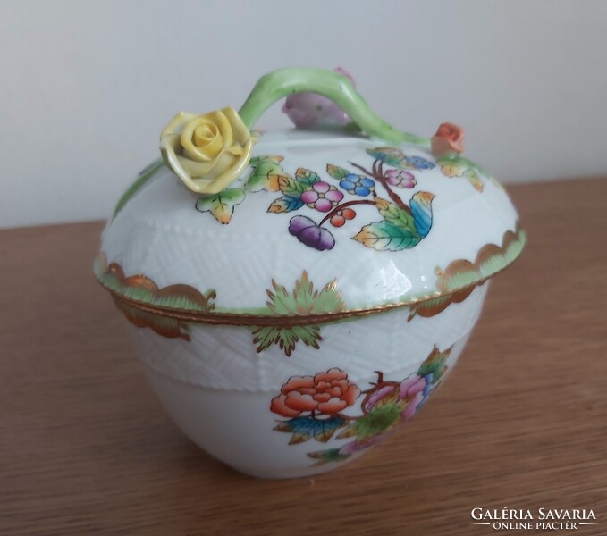 Herendi porcelán szív alakú bonbonier, IKARUS felirattal, rózsafogókkal