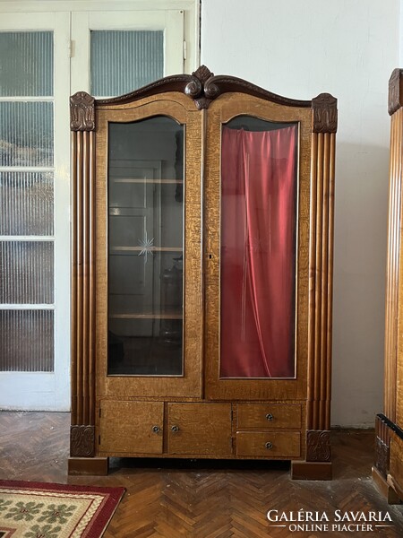 Art Deco ruhásszekrény virágmintás tölgyfa díszítéssel