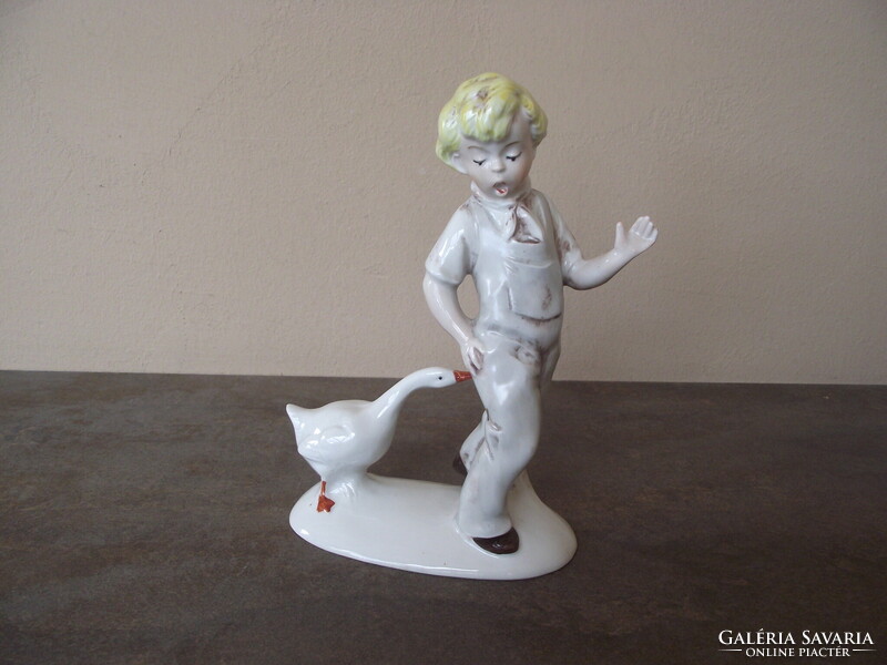 Keletnémet Lippelsdorf porcelán kisfiú libával