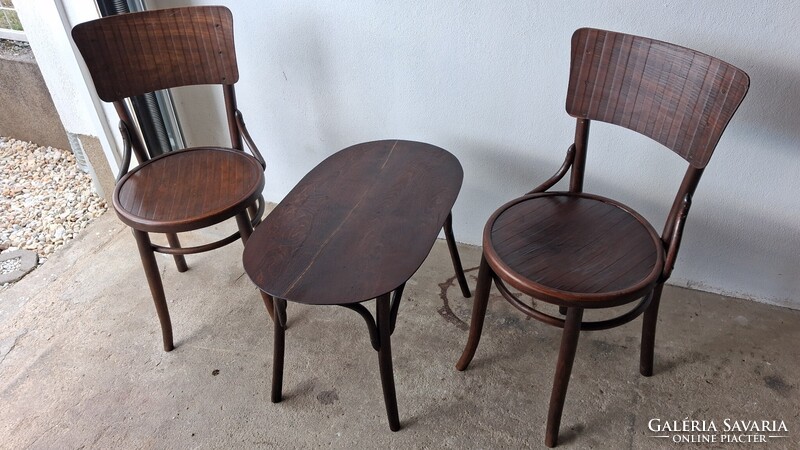 Thonet asztal két székkel