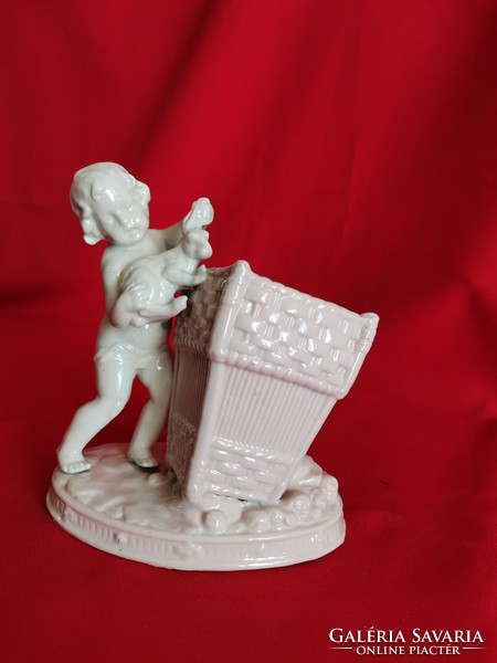 Nyulat fogó fiúcska! 1900 - 1920  évekbeli porcelán.