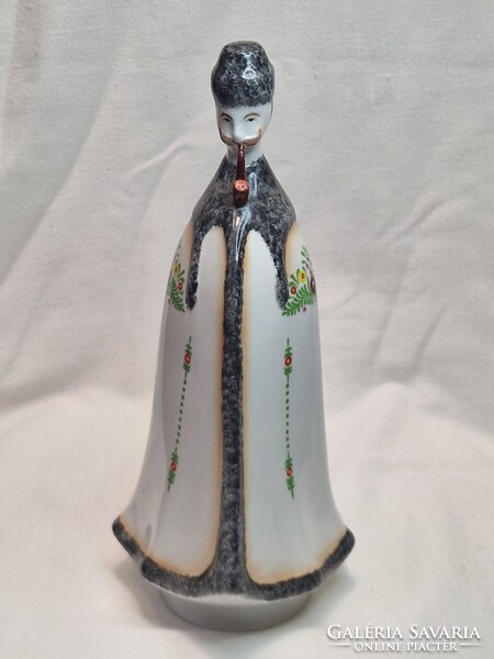 Gyönyörű festésű nagy méretű Aquincumi pipázó matyó porcelán figura hibátlan állapotban 22,5 cm.