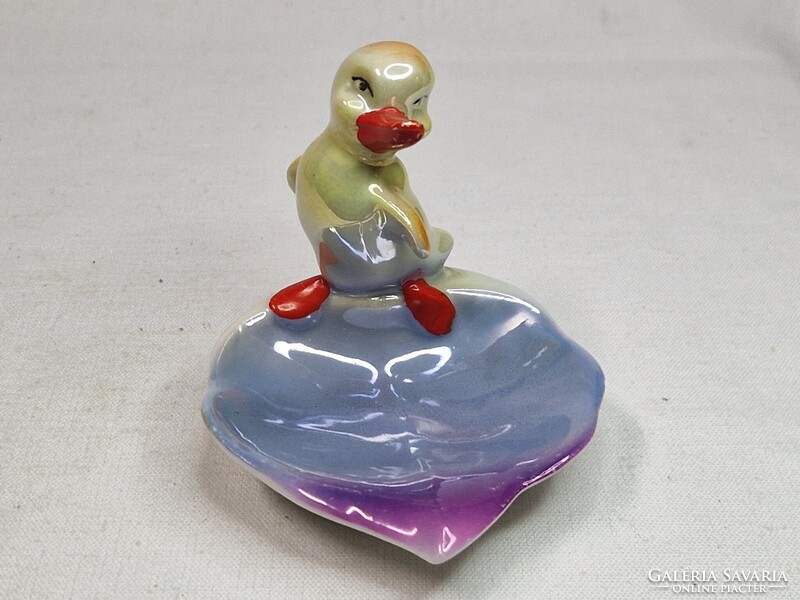 Régi német lüszter mázas gyűrűtartó tálkán álló porcelán kacsa figura hibátlan állapotban 7,5 cm.