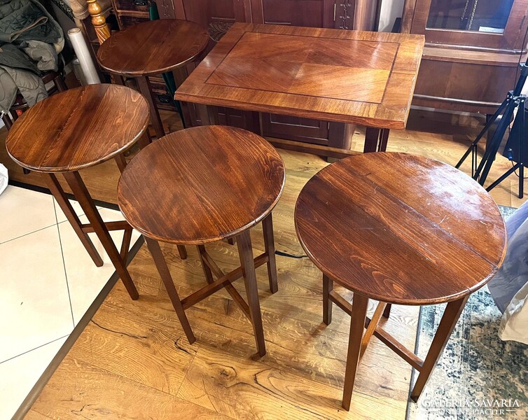 Antik szecessziós / korai Art Deco egymásba tolható asztalsor fésűs, kínáló szervízasztalok